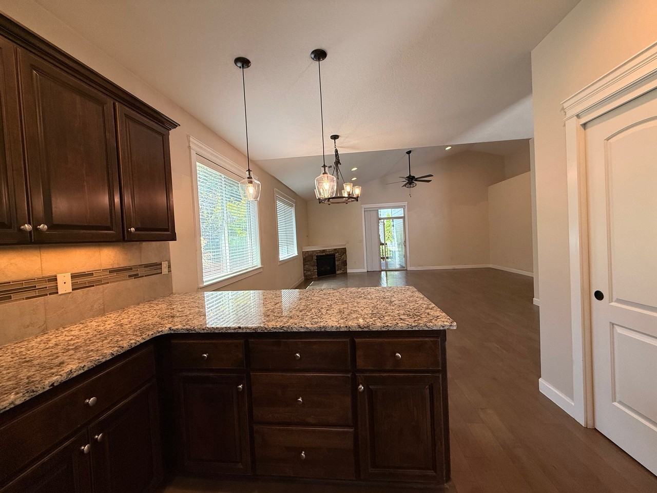 2626 Ne Hawthorne Cir - Photo 4 of 20