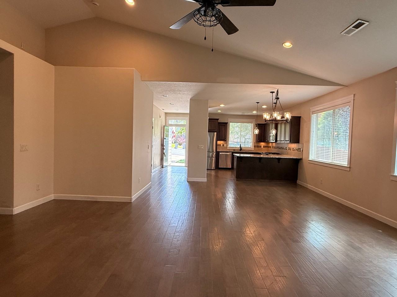 2626 Ne Hawthorne Cir - Photo 5 of 20