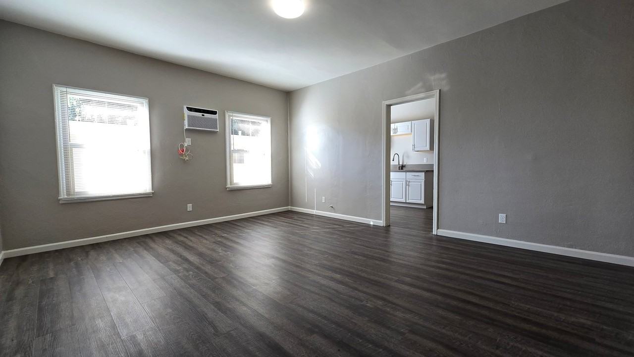 1140 E Elk Ave #7 - Photo 4 of 11