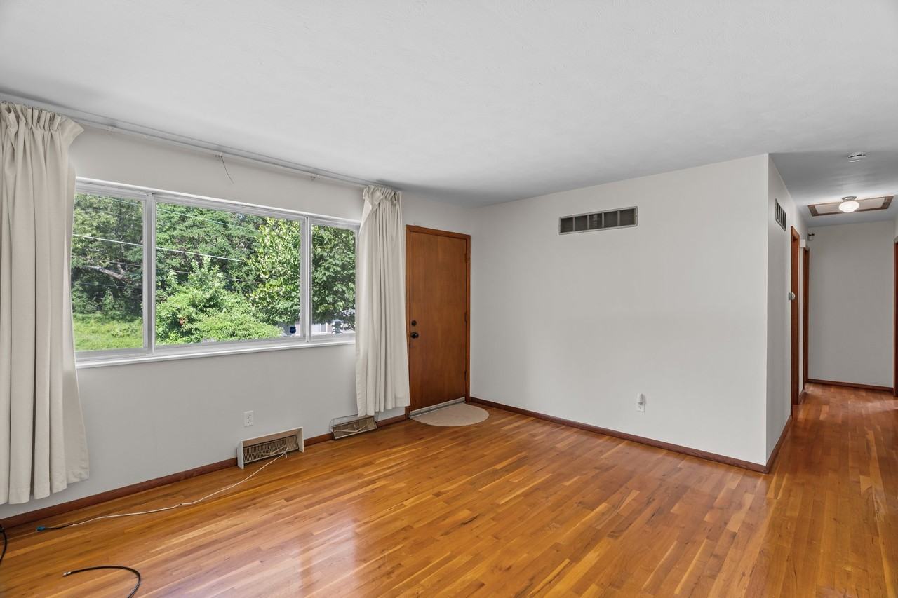 6138 Emerald Ave - Photo 2 of 18