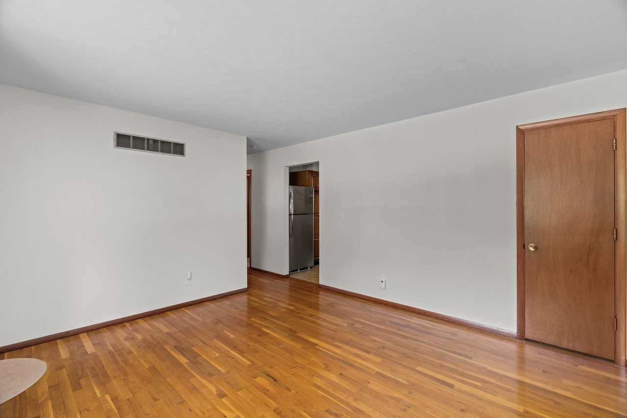 6138 Emerald Ave - Photo 3 of 18