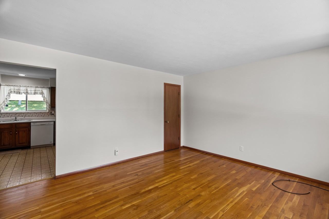 6138 Emerald Ave - Photo 4 of 18