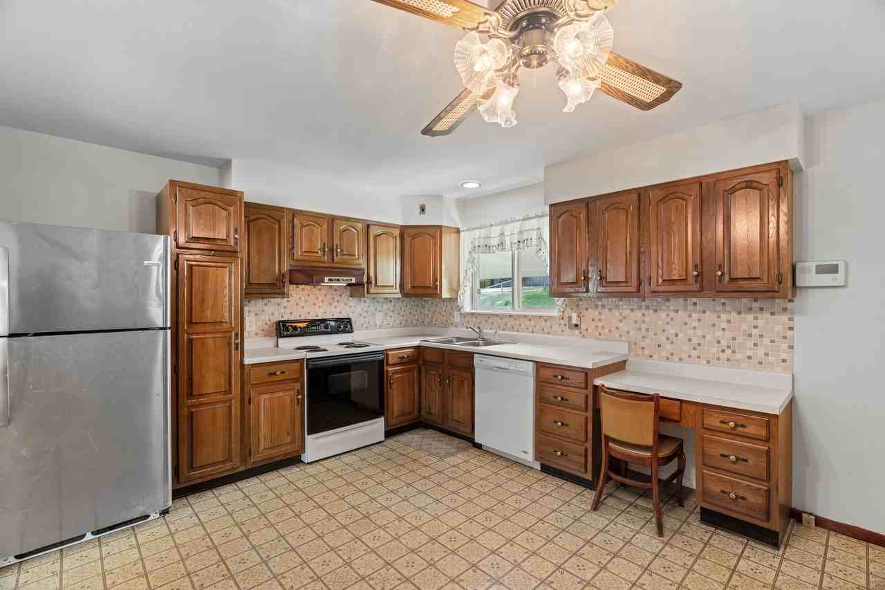 6138 Emerald Ave - Photo 5 of 18