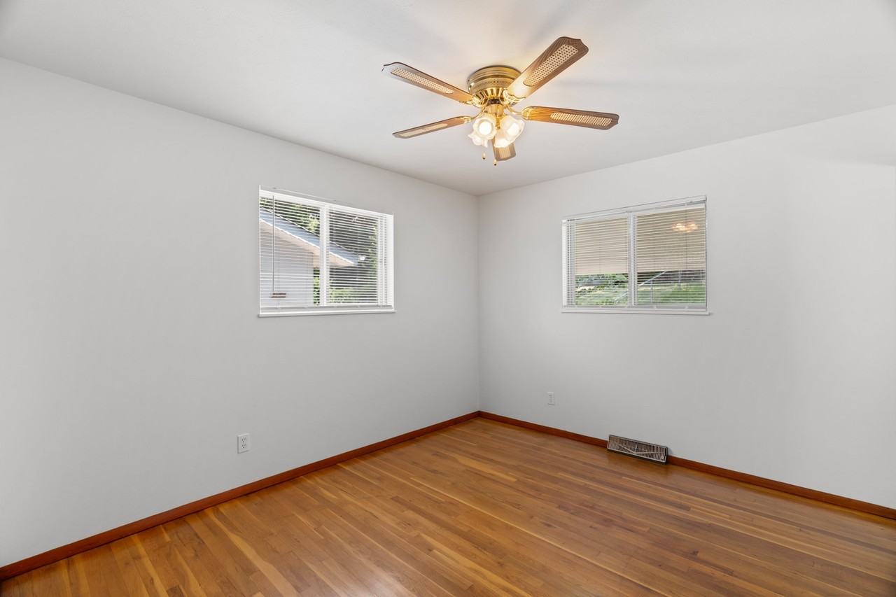 6138 Emerald Ave - Photo 6 of 18