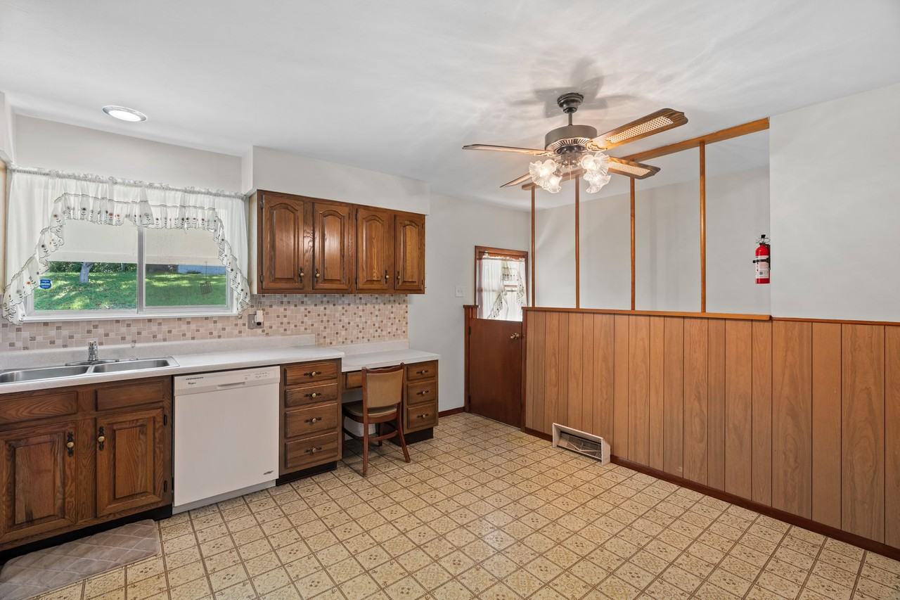 6138 Emerald Ave - Photo 7 of 18
