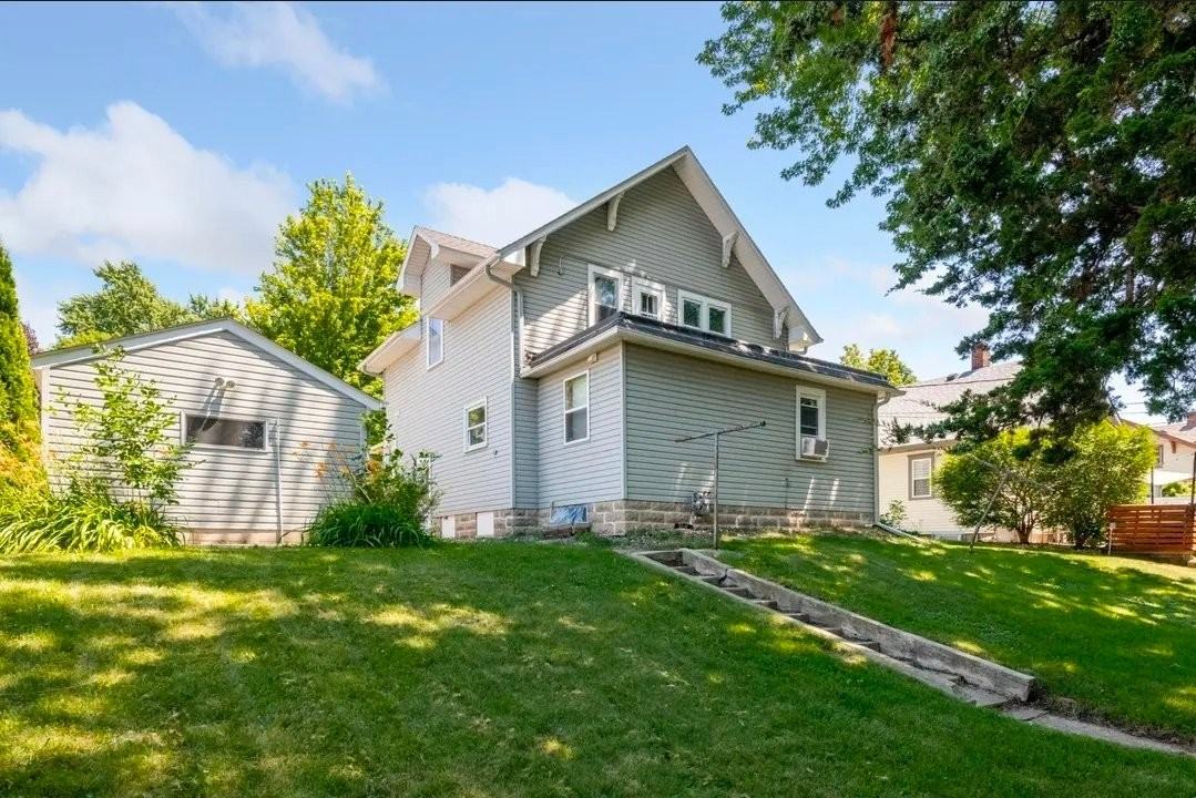 340 S Olive St - Photo 2 of 7