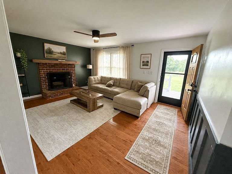 1411 Holly Grove Dr - Photo 3 of 9
