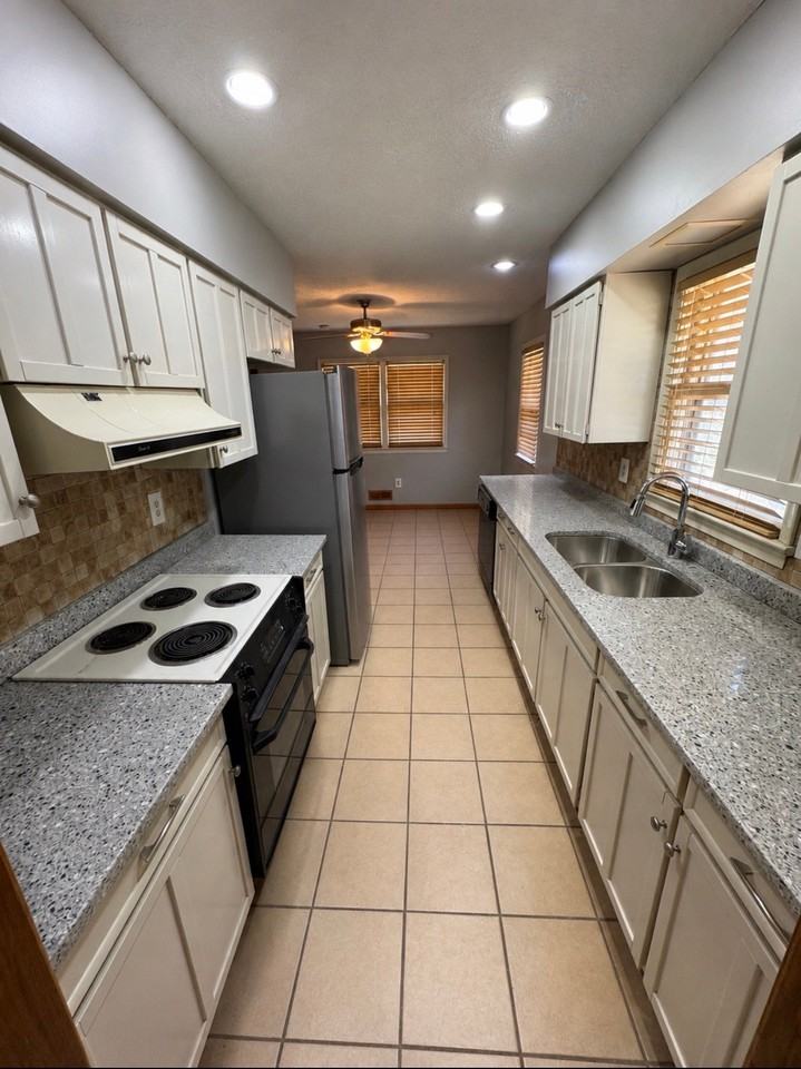 10607 Fowler Ave - Photo 2 of 17