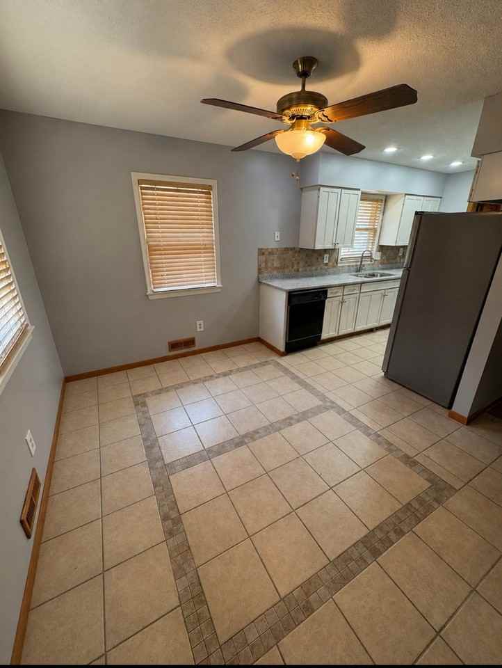 10607 Fowler Ave - Photo 3 of 17