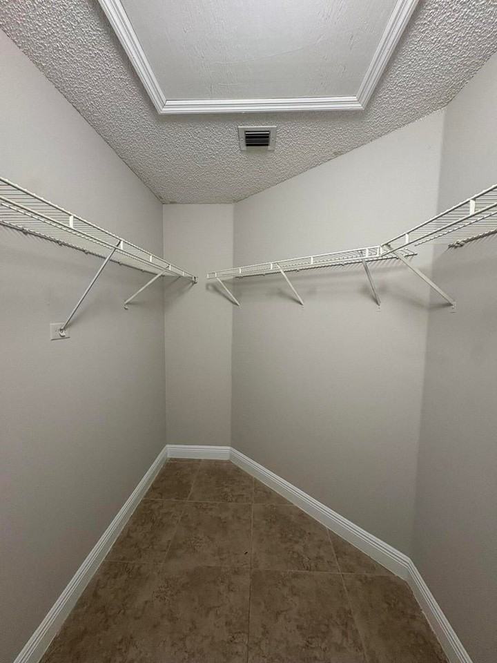 1220 Nw 15th Ave - Photo 5 of 6