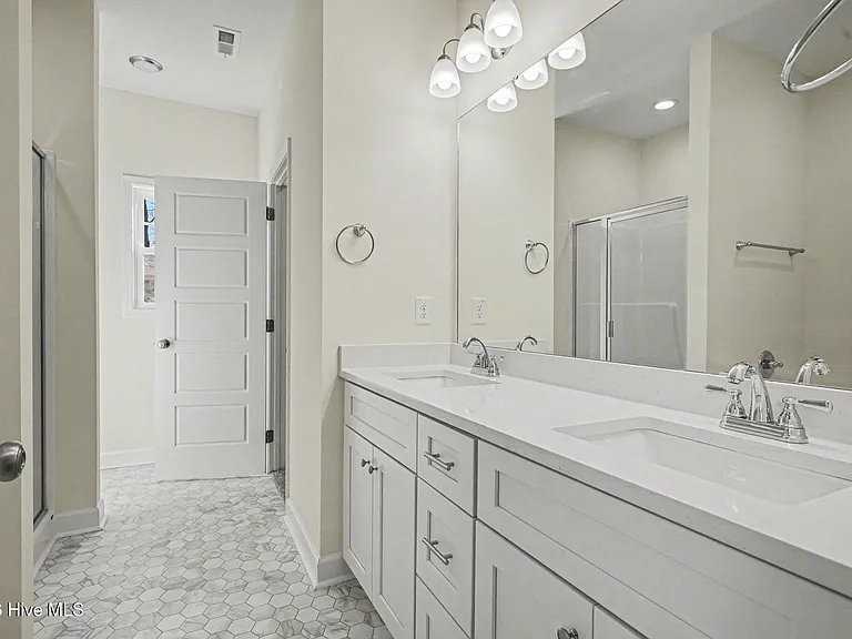 1711 Elizabeth Dr - Photo 7 of 10