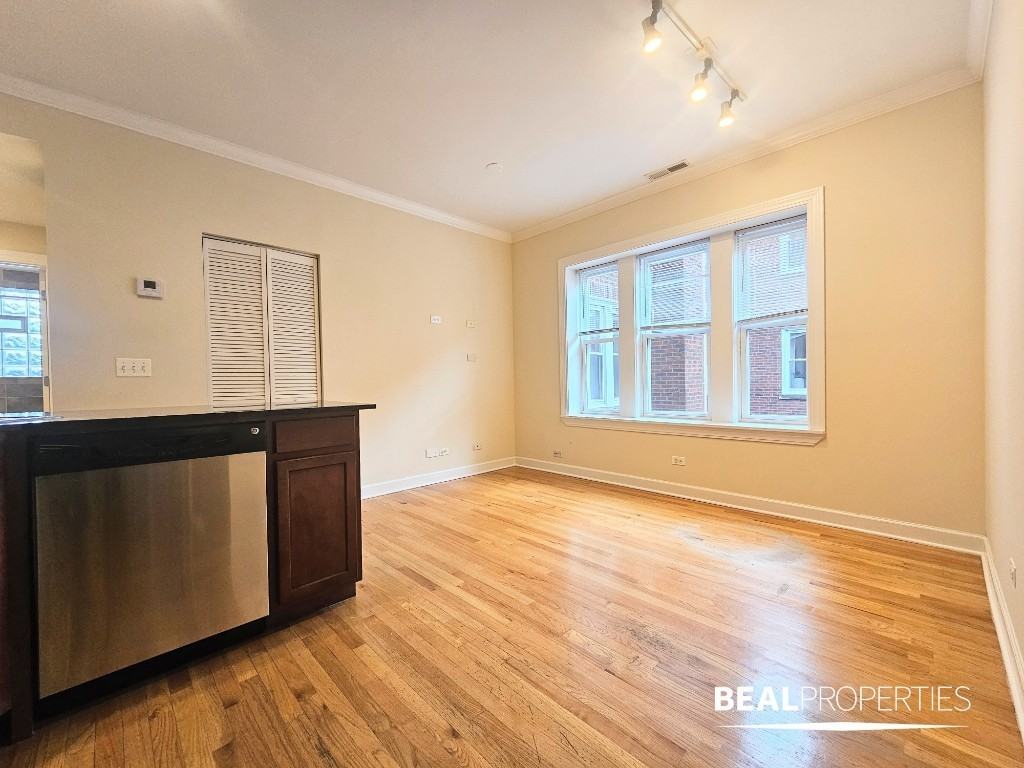3246 N Clifton Ave - Photo 3 of 14