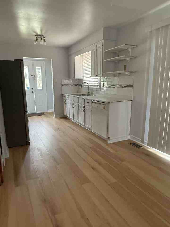 93 Elora Dr - Photo 4 of 18