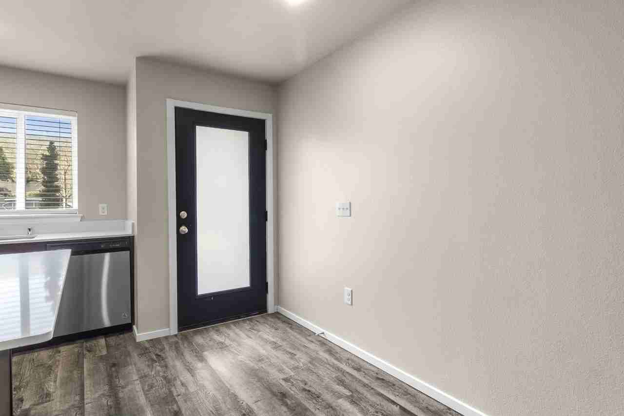 Allenmore Brownstones 2355 State Street - 101 - Photo 2 of 32