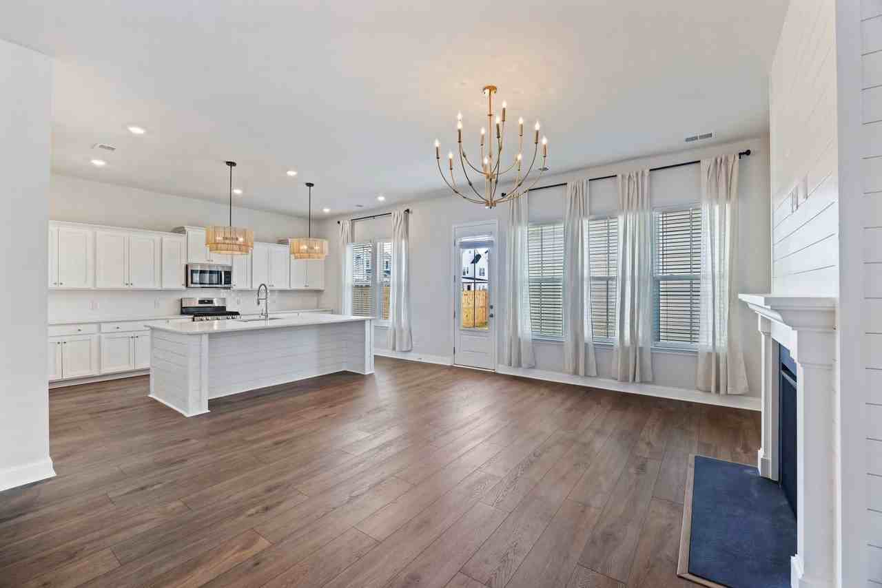 1014 Shore Lap St - Photo 5 of 34