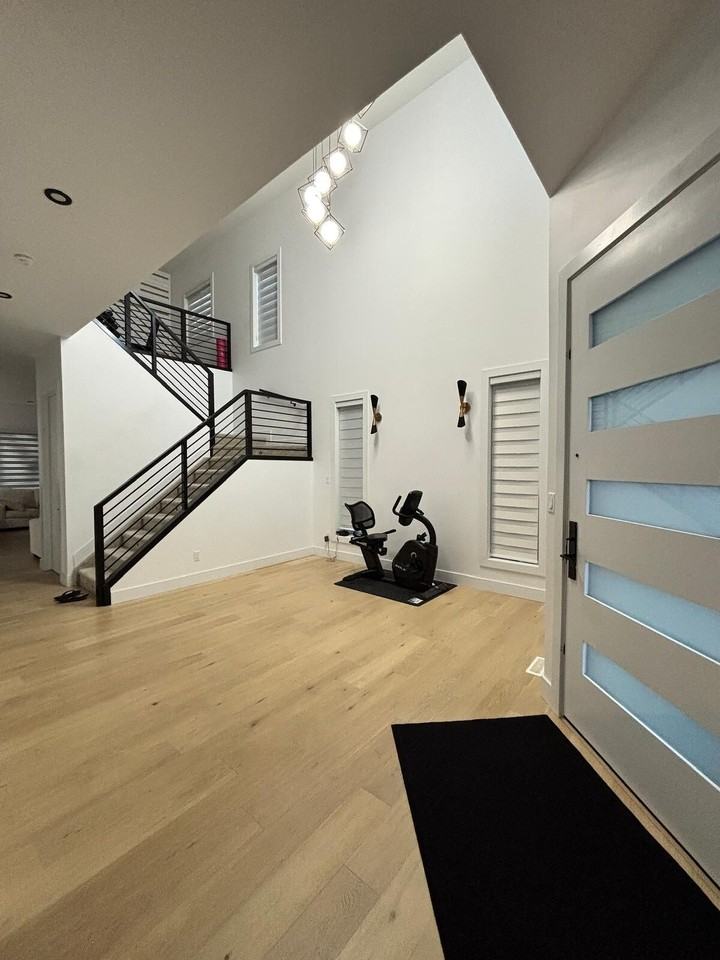 1740 19 St Nw - Photo 3 of 27