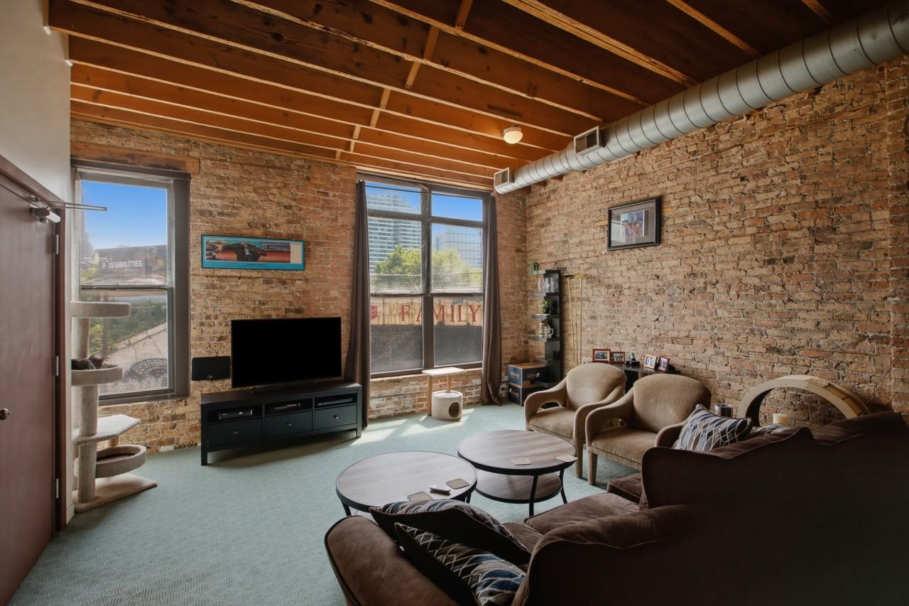 660 W Grand Ave #2W - Photo 2 of 17