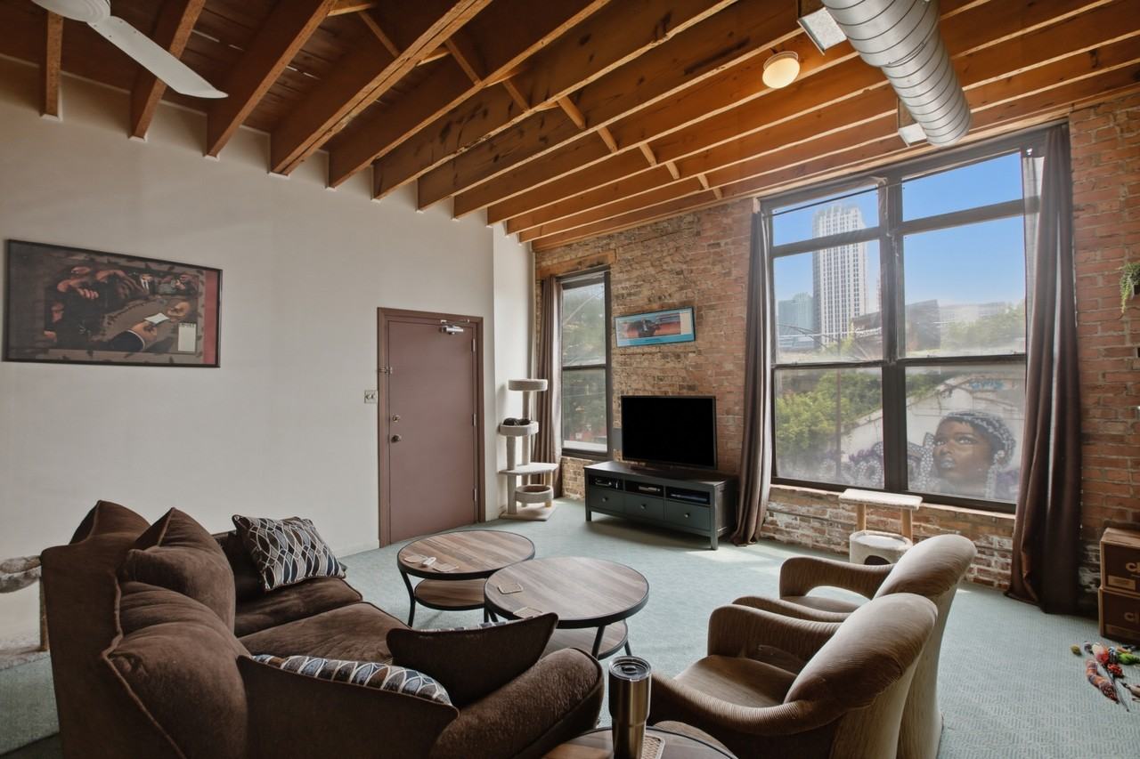 660 W Grand Ave #2W - Photo 3 of 17