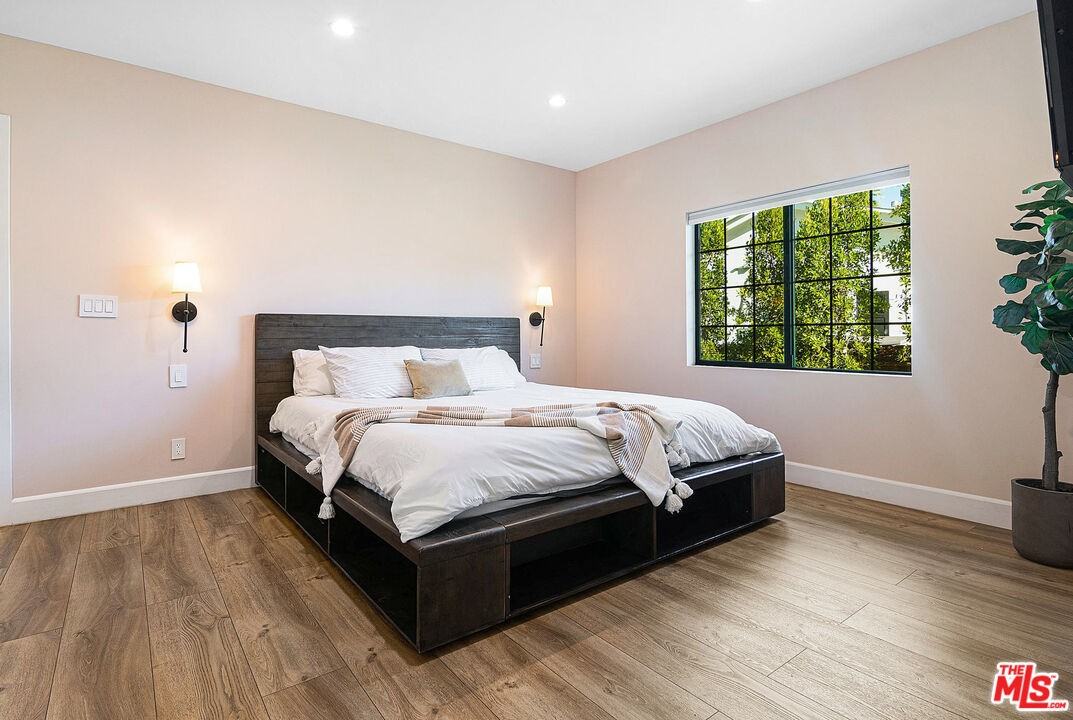13220 Erwin St - Photo 2 of 8