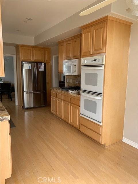 1007 Lilienthal Ln - Photo 3 of 8