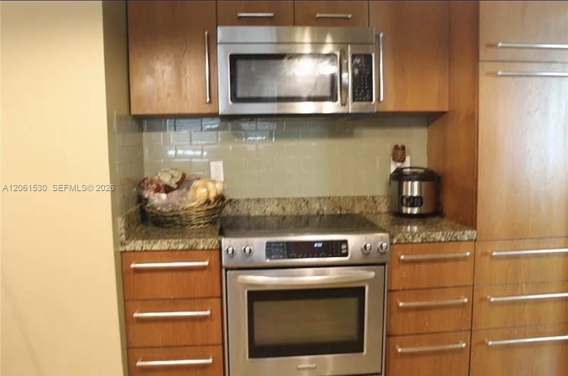 1027 Sw 10th Ave - Photo 2 of 8