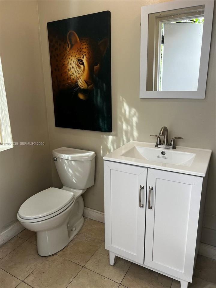 1027 Sw 10th Ave - Photo 5 of 8