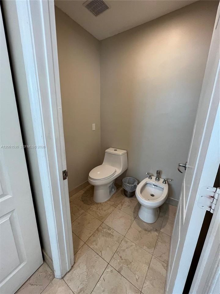 1027 Sw 10th Ave - Photo 6 of 8