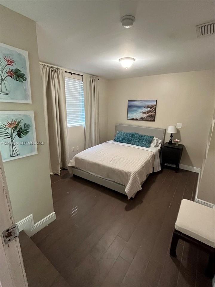 1027 Sw 10th Ave - Photo 7 of 8