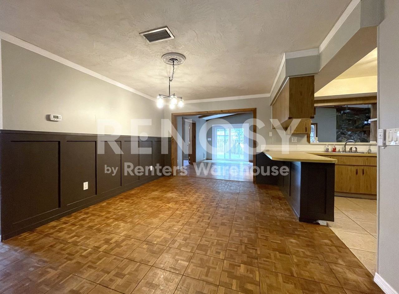 802 Embassy Rd - Photo 3 of 34