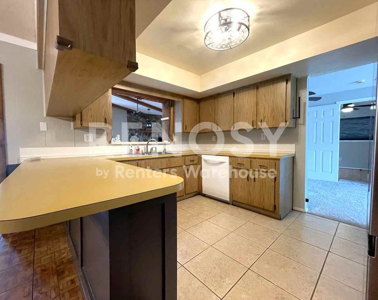 802 Embassy Rd - Photo 4 of 34