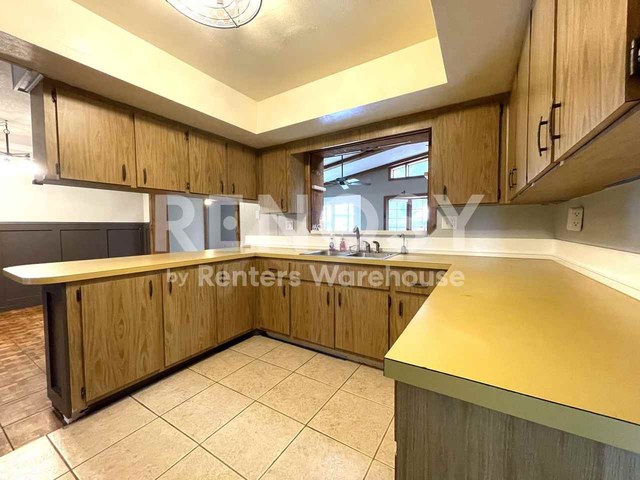 802 Embassy Rd - Photo 7 of 34