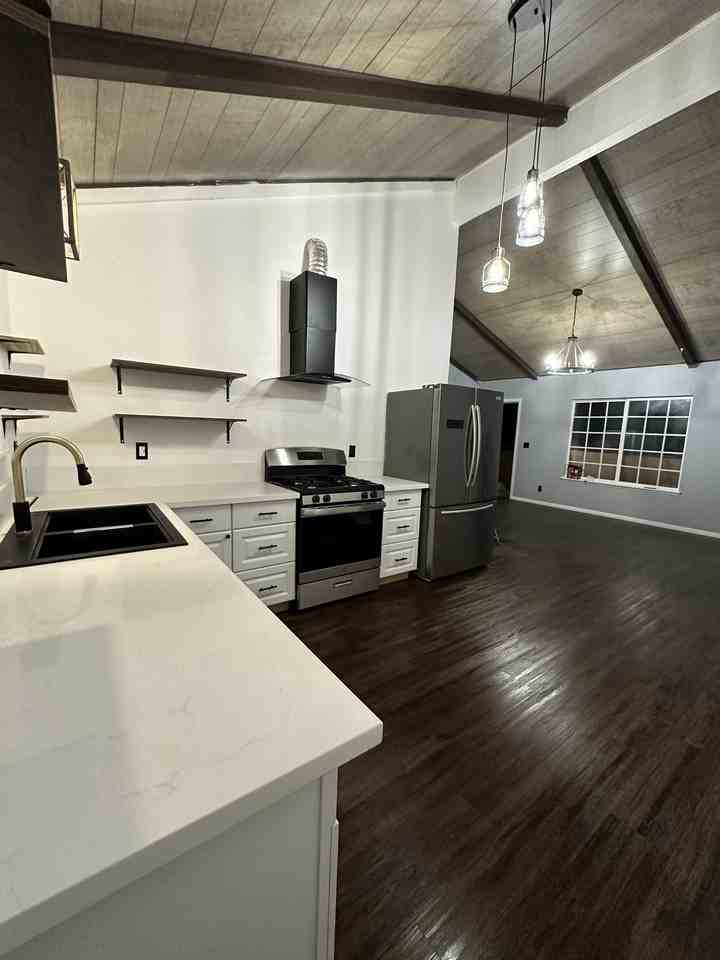 221 Valley St #A - Photo 5 of 13