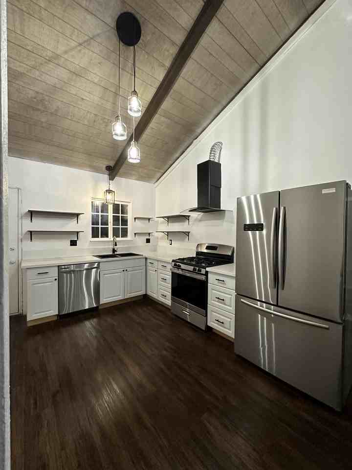221 Valley St #A - Photo 7 of 13