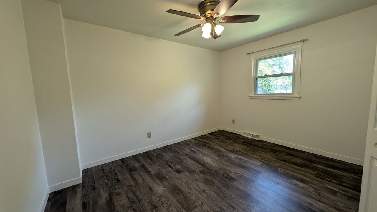 1922 Ontario Dr - Photo 3 of 7