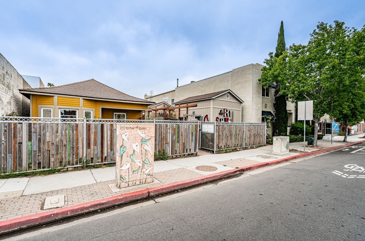 Modern Comfort in the Heart of University Heights - Photo 3 of 4