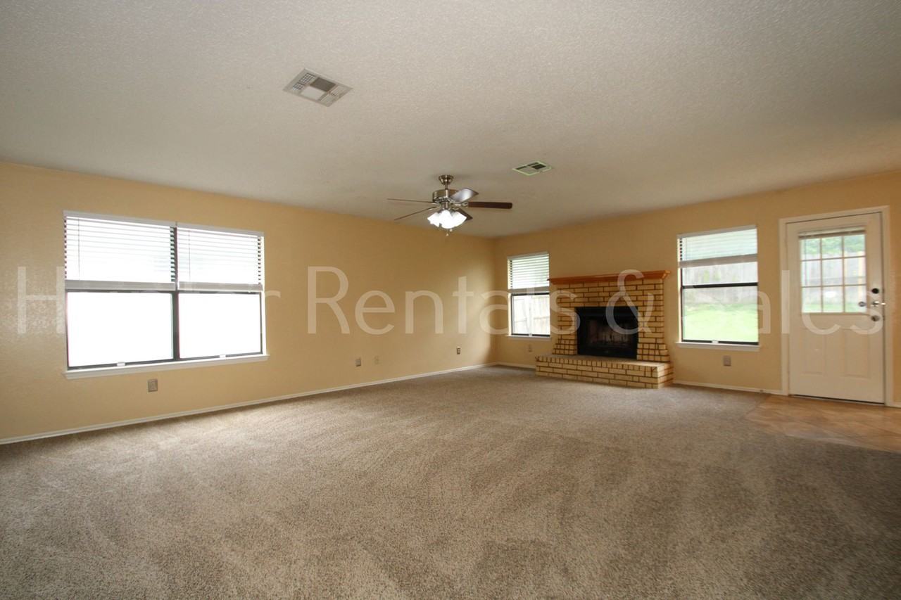 1802 Mattie Dr - Photo 4 of 23