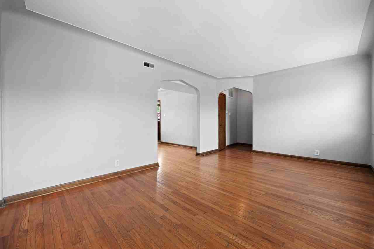 5821 Lindenwood Ave - Photo 4 of 18