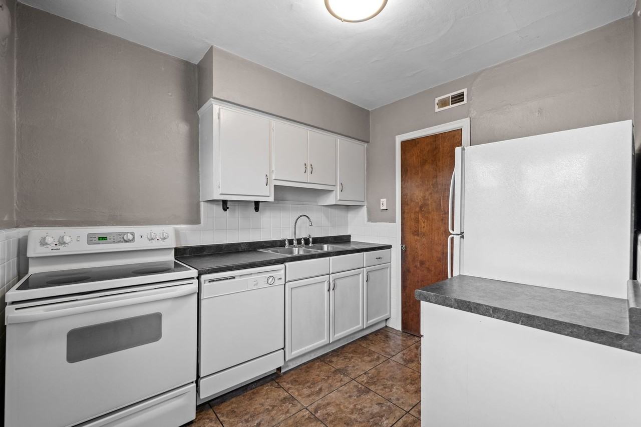 5821 Lindenwood Ave - Photo 6 of 18
