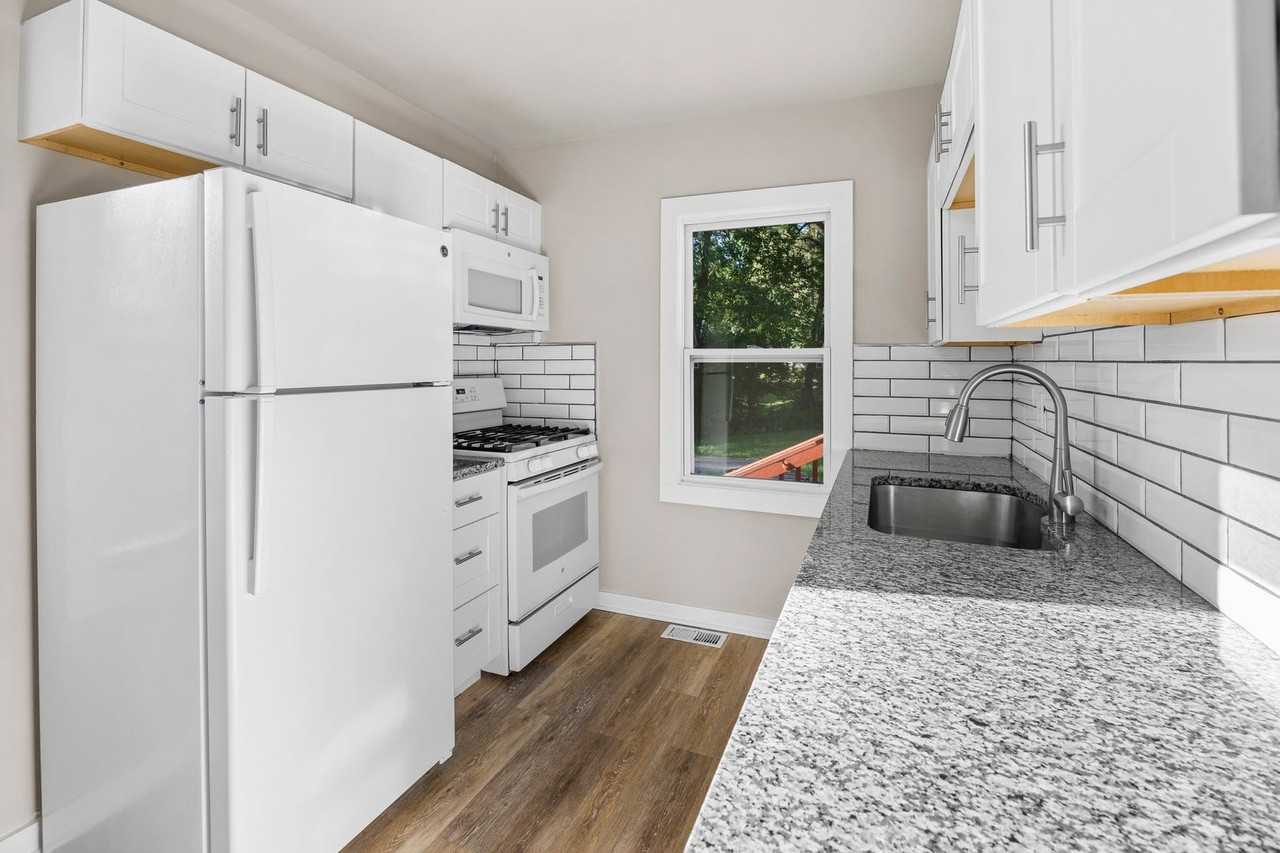 417 E Wall Ave - Photo 2 of 18