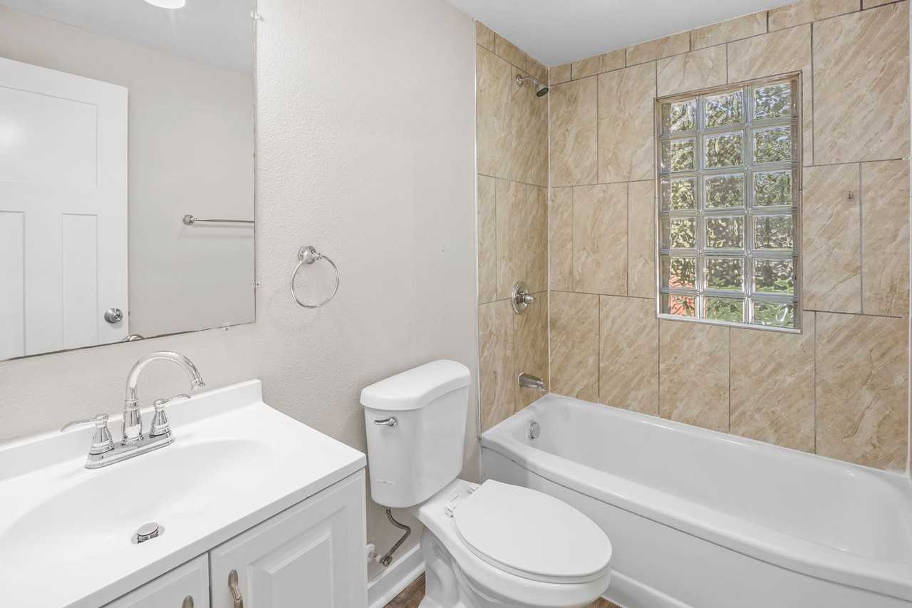 417 E Wall Ave - Photo 4 of 18
