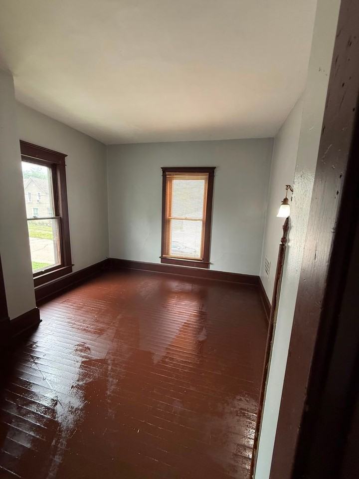 83 N 10th St