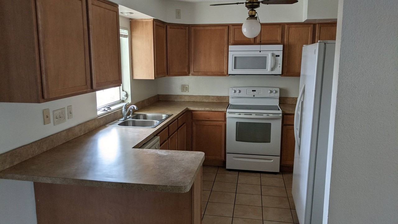 601 N Center St - Photo 4 of 14