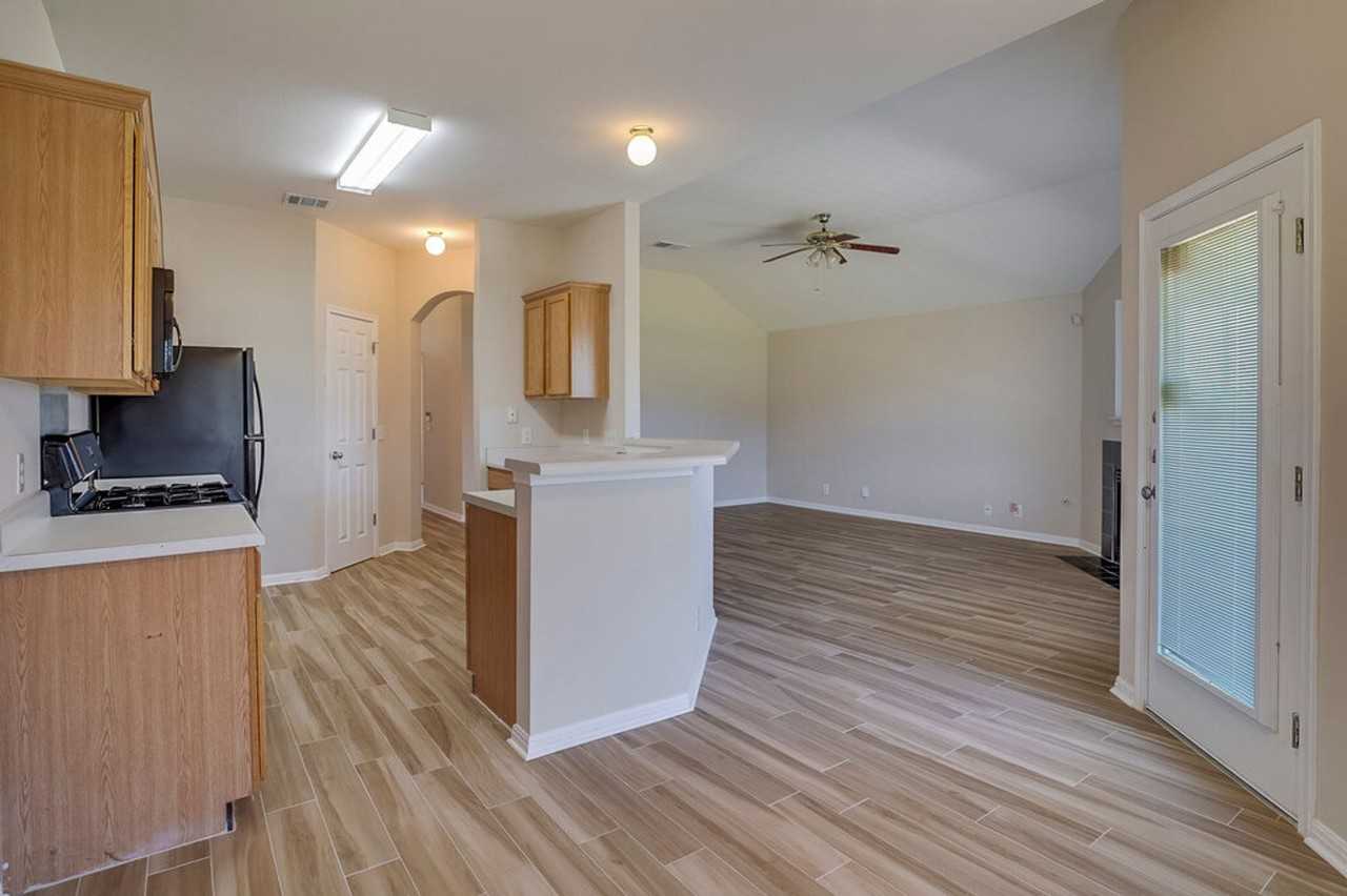 1013 Lantana Ln - Photo 7 of 20