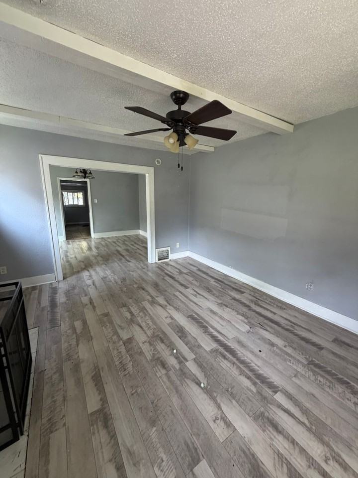 2517 Yale Blvd - Photo 2 of 7