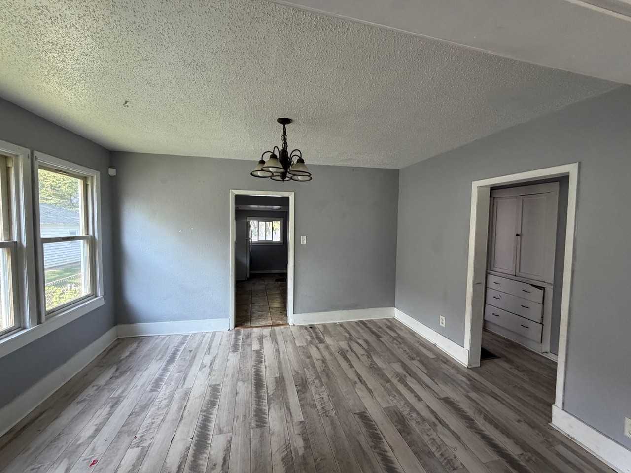 2517 Yale Blvd - Photo 3 of 7