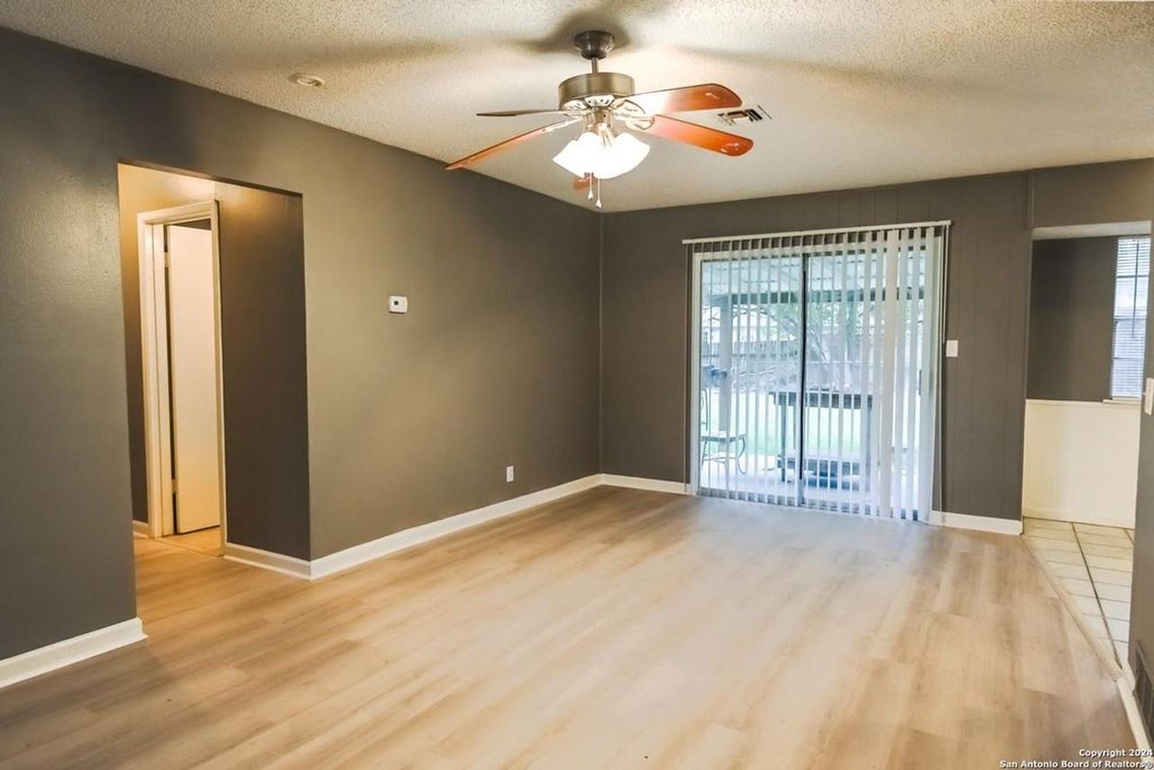 209 Royal Dr - Photo 2 of 2