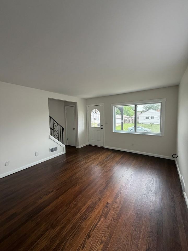 959 Racine Ave - Photo 3 of 13