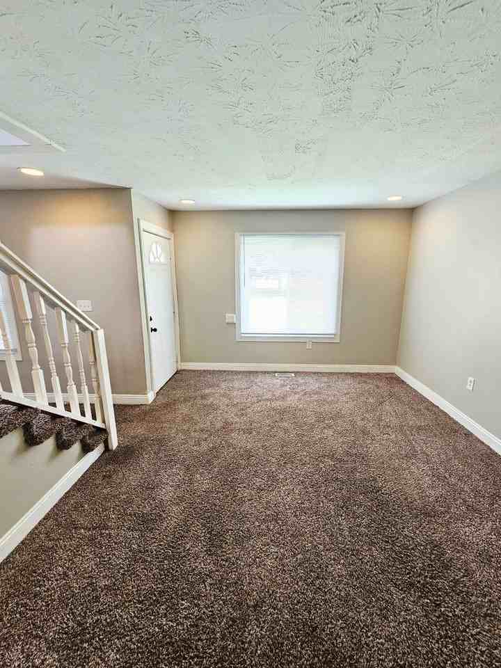 1191 Duxberry Ave - Photo 3 of 31