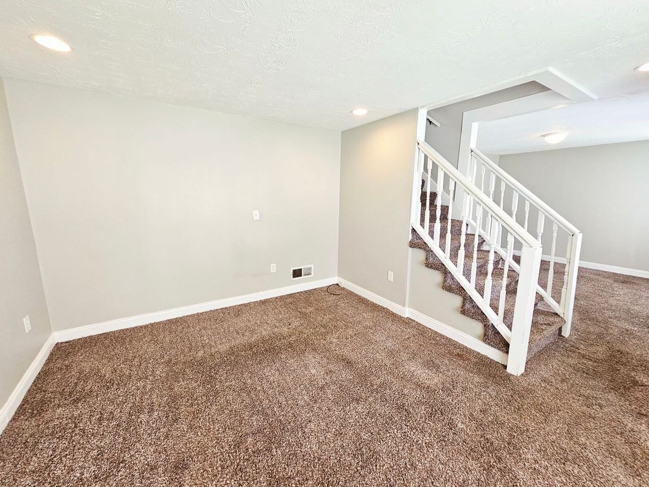 1191 Duxberry Ave - Photo 4 of 31