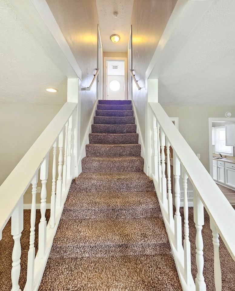 1191 Duxberry Ave - Photo 5 of 31